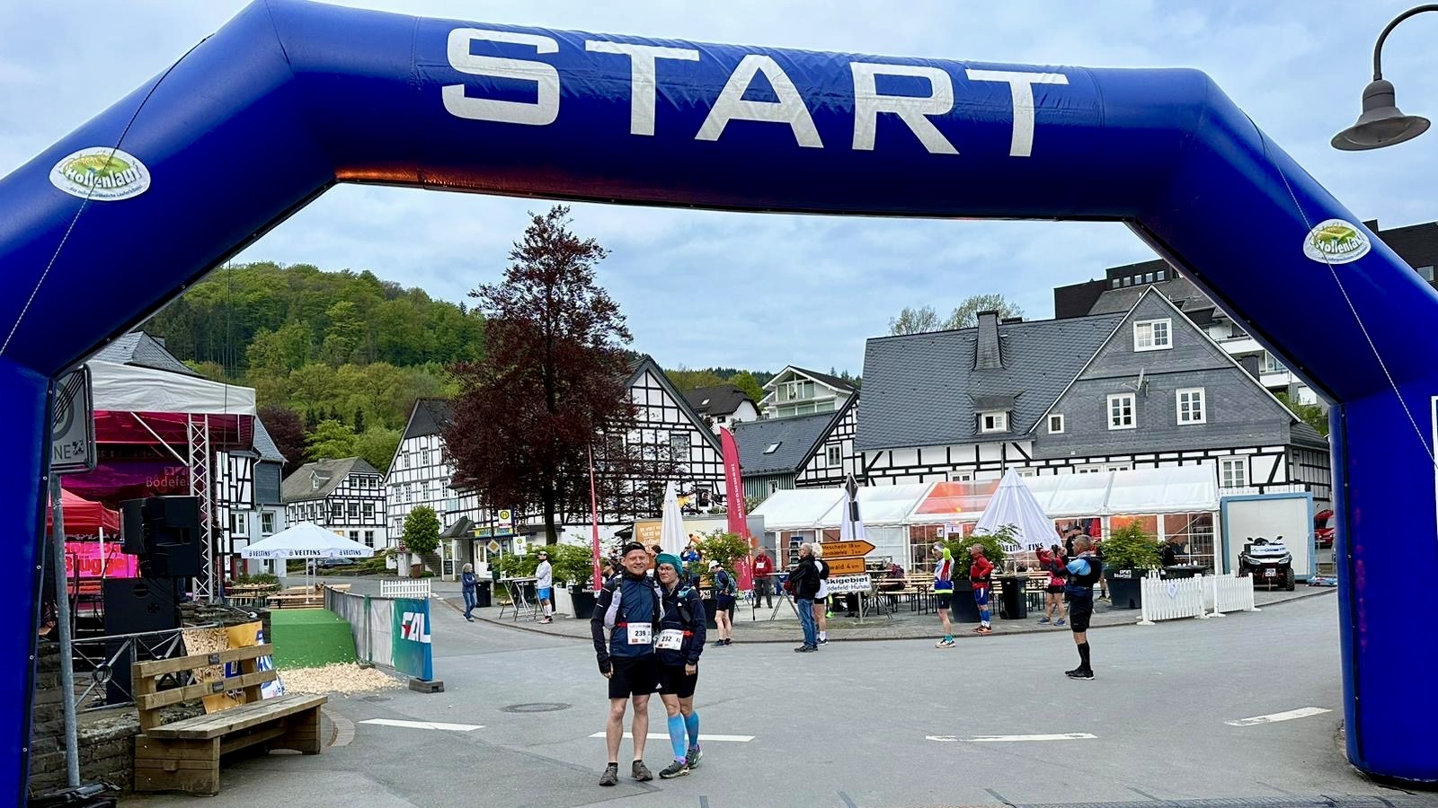 Christina & Stefan unter dem Start-Banner auf dem Hollenmarsch XL 2023