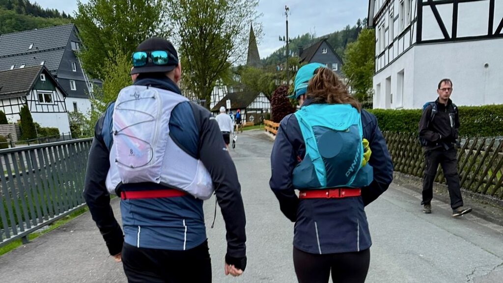 Christina & Stefan auf dem Weg zum Start beim Hollenmarsch 2023