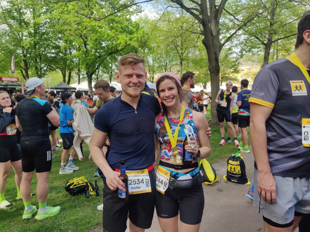 Christina & Stefan im Zielbereich beim Halbmarathon 2024 in Bonn