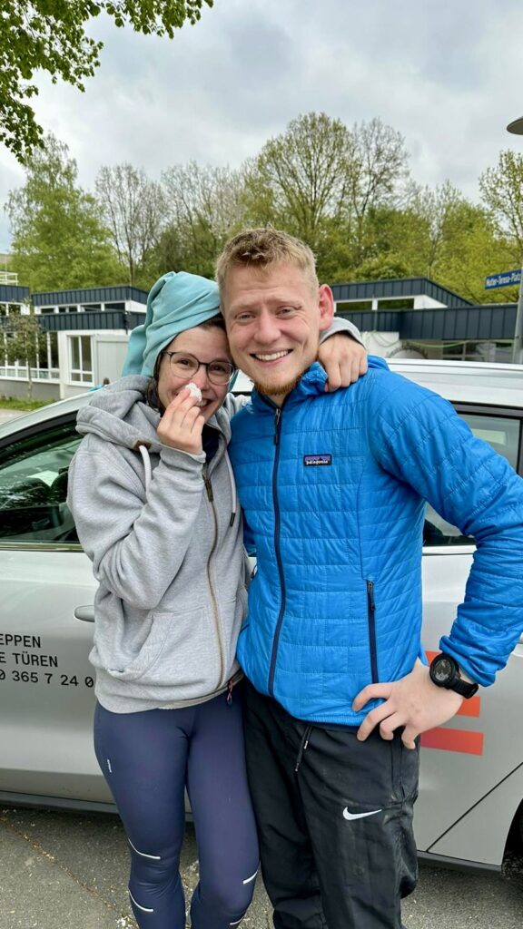 Christina & Stefan geduscht nach dem Hollenmarsch Ultra-Marathon 2023