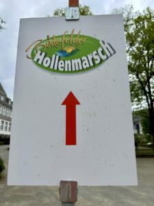 Schild zur Orientierung beim Hollenmarsch Ultra-Marathon 2023