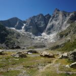 Trail mit Gletscher im Hintergrund in den Pyrenaeen